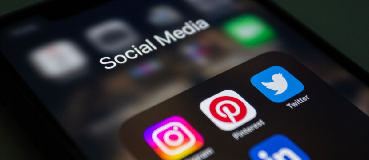 Móvil mostrando aplicaciones de redes sociales