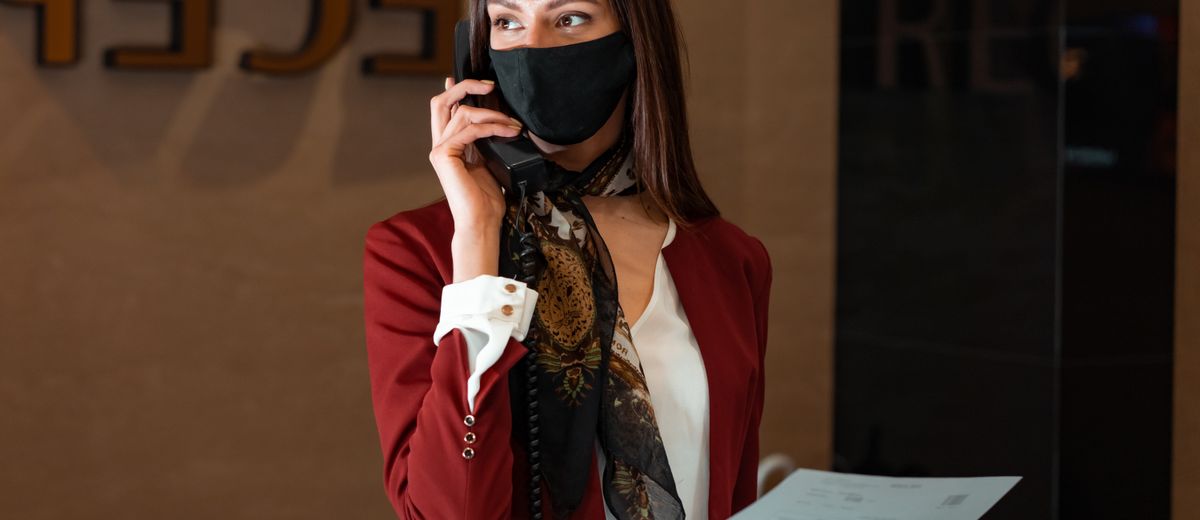 Recepcionista de clínica atendiendo una llamada