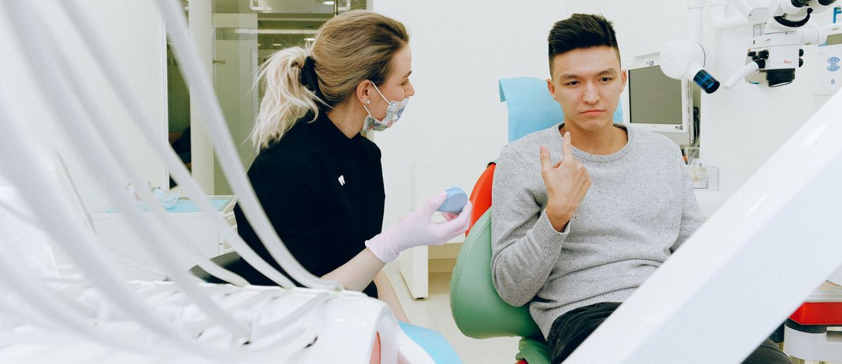 Paciente en consulta dental, primera visita